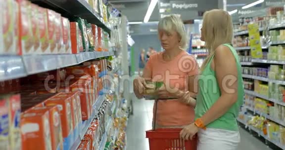 女性在店里检查产品包视频的预览图