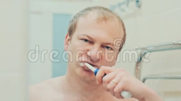 浴室里的男人给她刷牙慢动作视频的预览图