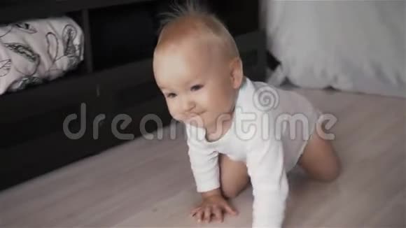 可爱的婴儿美丽的蓝色眼睛在白色的背景蠕变最高观点行动概念视频的预览图