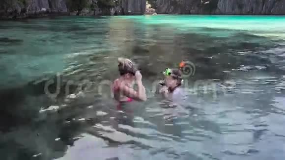 母女俩在海上浮潜视频的预览图