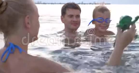 家庭在海上玩游泳玩具视频的预览图