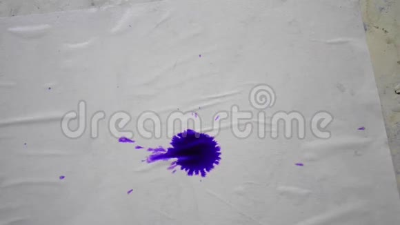 血色紫粉色墨水蔓延视频的预览图
