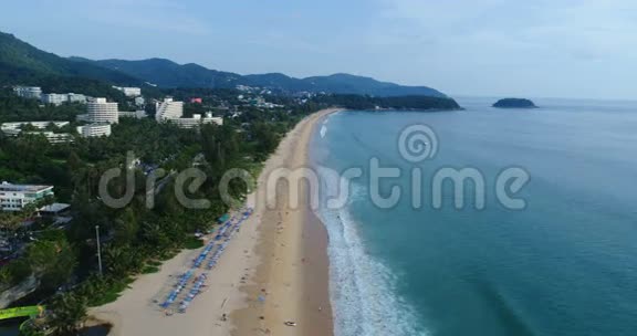 从鸟瞰美丽的热带蓝海和长滩卡隆海滩普吉岛视频的预览图