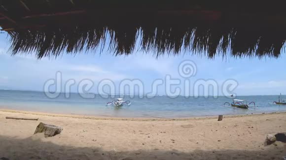 带船的美丽海景热带海滩视频的预览图