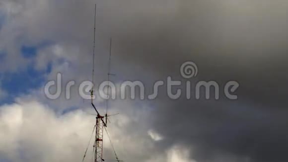 基于家庭的双尖峰电信天线塔与风暴云时间间隔视频的预览图