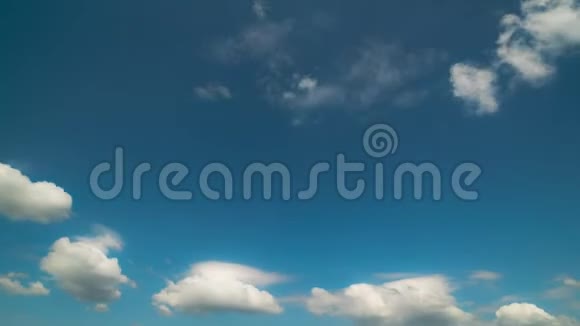 蓝天上空白灰云的密集运动视频的预览图