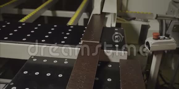 工厂里有木板的工人少爷叠板dvp的生产木屑板切割片视频的预览图