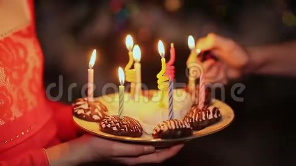 两个十几岁的女孩在生日时点燃蜡烛带蜡烛的蛋糕视频的预览图