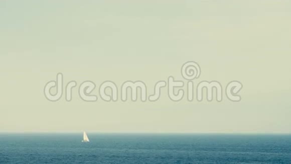 白帆游艇远在海面上的地平线上视频的预览图