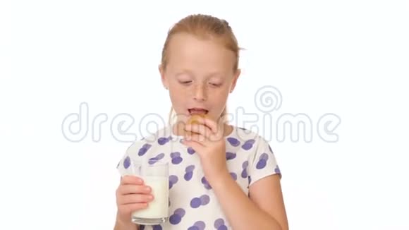 小女孩吃饼干喝牛奶视频的预览图