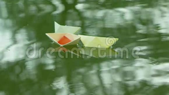 三艘纸船在河中漂流视频的预览图