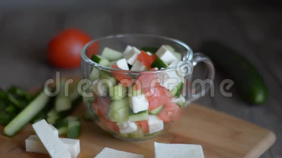 沙拉配蔬菜和奶酪配料洒满了油视频的预览图