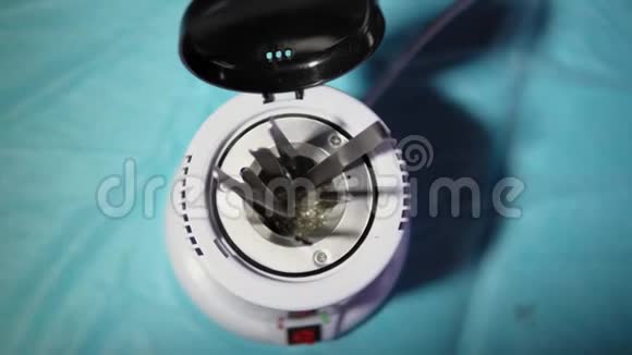 化妆品金属工具在玻璃珠灭菌器内消毒视频的预览图