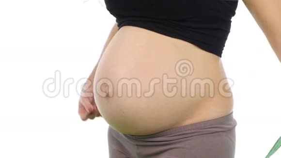 孕妇用卷尺测量肚子白色特写视频的预览图