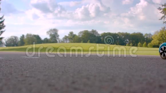 在柏油路上骑着摩托车的人男子驾驶自平衡板视频的预览图