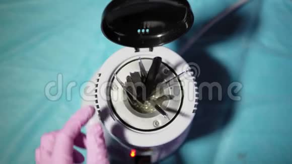 化妆品金属工具在玻璃珠灭菌器内消毒视频的预览图