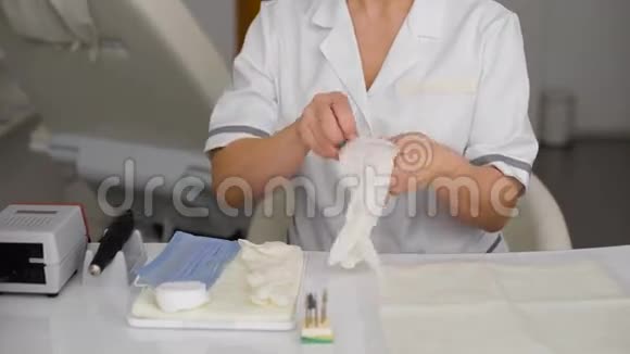 纯洁手术前一位医学专家戴上手套视频的预览图