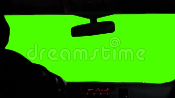 从汽车挡风玻璃绿色屏幕内观看视频的预览图