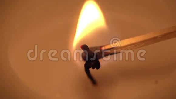 一支蜡烛慢慢点燃视频的预览图