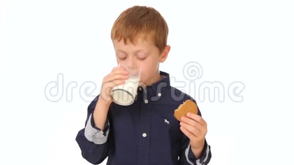 吃饼干喝牛奶的男孩视频的预览图