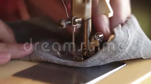 缝纫机上的特写线断裂视频的预览图