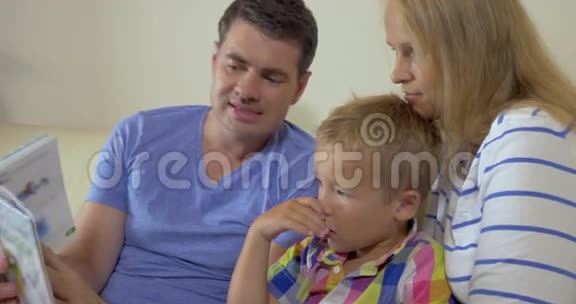家庭一起阅读童话书视频的预览图