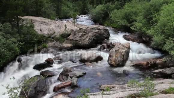山涧溪流环绕大型巨石视频的预览图