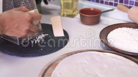 烹饪食物和家居概念女性手光栅奶酪的特写视频的预览图