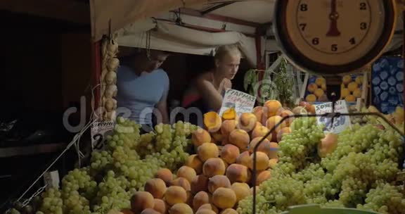 一对夫妇在街头市场上选择西红柿视频的预览图