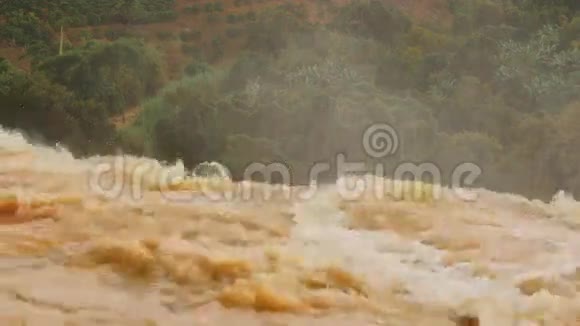 顶点瀑布从肮脏的黄沙中落下的水大象瀑布达拉特越南视频的预览图