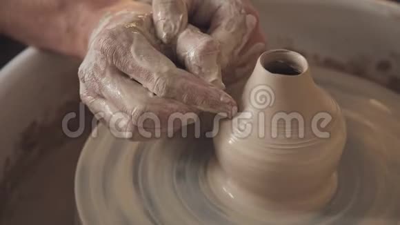 手轻轻地创造出正确形状的粘土手工制作视频的预览图