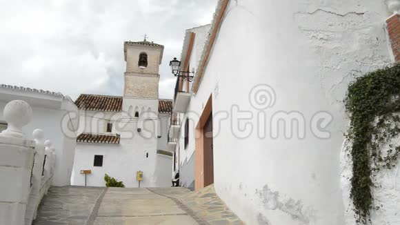 西班牙安达卢西亚Daimalos村的街道有一座古老的基督教教堂视频的预览图