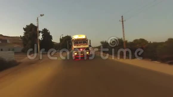 埃及沙漠公路上的卡车视频的预览图