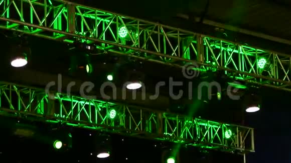 迪斯科舞厅的聚光灯音乐会舞台的结构美丽多彩的舞台灯光视频的预览图