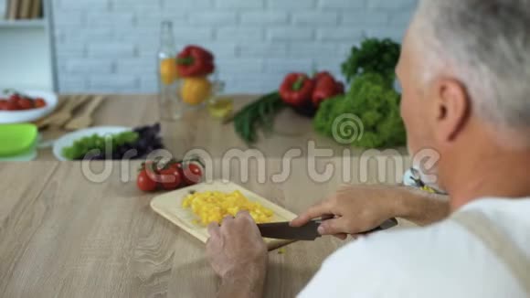 老年丈夫给妻子吃蔬菜家庭关系家庭晚餐视频的预览图