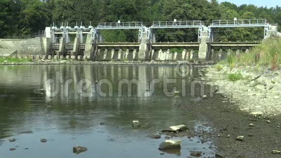 莫拉瓦河上的堰水电站干燥莫拉瓦河夏季干旱视频的预览图