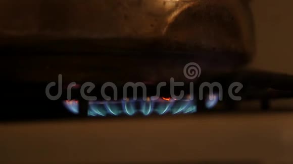 黑暗中煤气炉的橙色和蓝色火焰视频的预览图