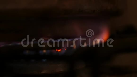 黑暗中煤气炉的橙色和蓝色火焰视频的预览图