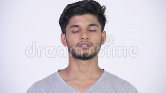年轻快乐的留胡子的印度男人闭着眼睛放松视频的预览图