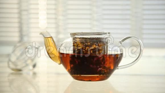茶叶放在一壶开水里特写视频的预览图