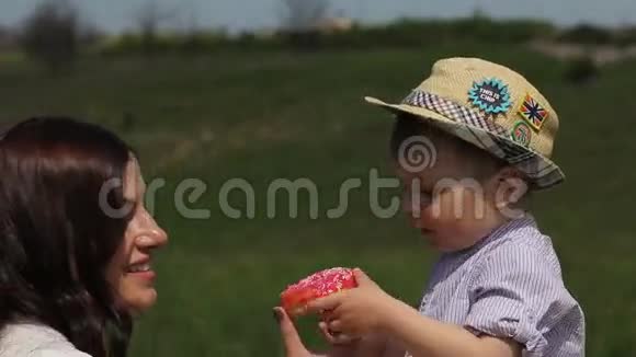 妈妈和儿子分享甜甜圈视频的预览图