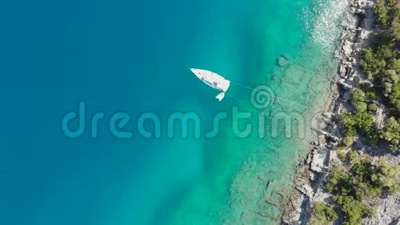 帆船停泊在岸边一个令人愉快的海景无人机视频视频的预览图