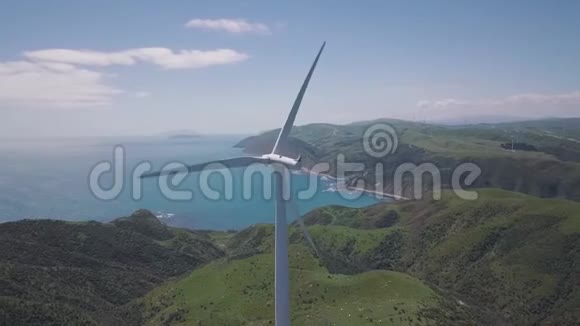 空中旋转风力发电机4k视频的预览图