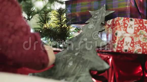 用于圣诞树形式的粉笔的黑板视频的预览图