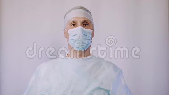 医生在包裹中展示了手术后需要给病人服用的药片视频的预览图
