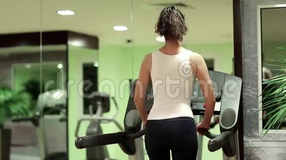 女人在健身房跑步机上行走健身房锻炼跑步机有氧运动视频的预览图