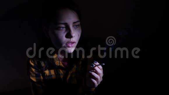 一个愤怒悲伤的少女抽着烟视频的预览图