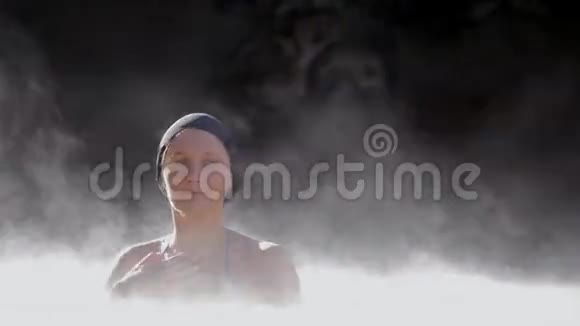 温泉地热池里的女人视频的预览图