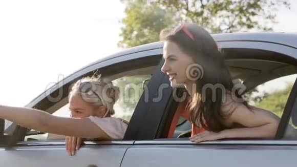 快乐的少女或在海边开车的妇女视频的预览图