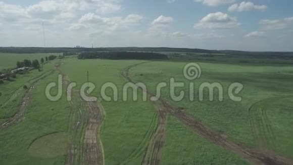空中观景台飞越一片绿草如茵的岩石山俄罗斯夏季视频的预览图